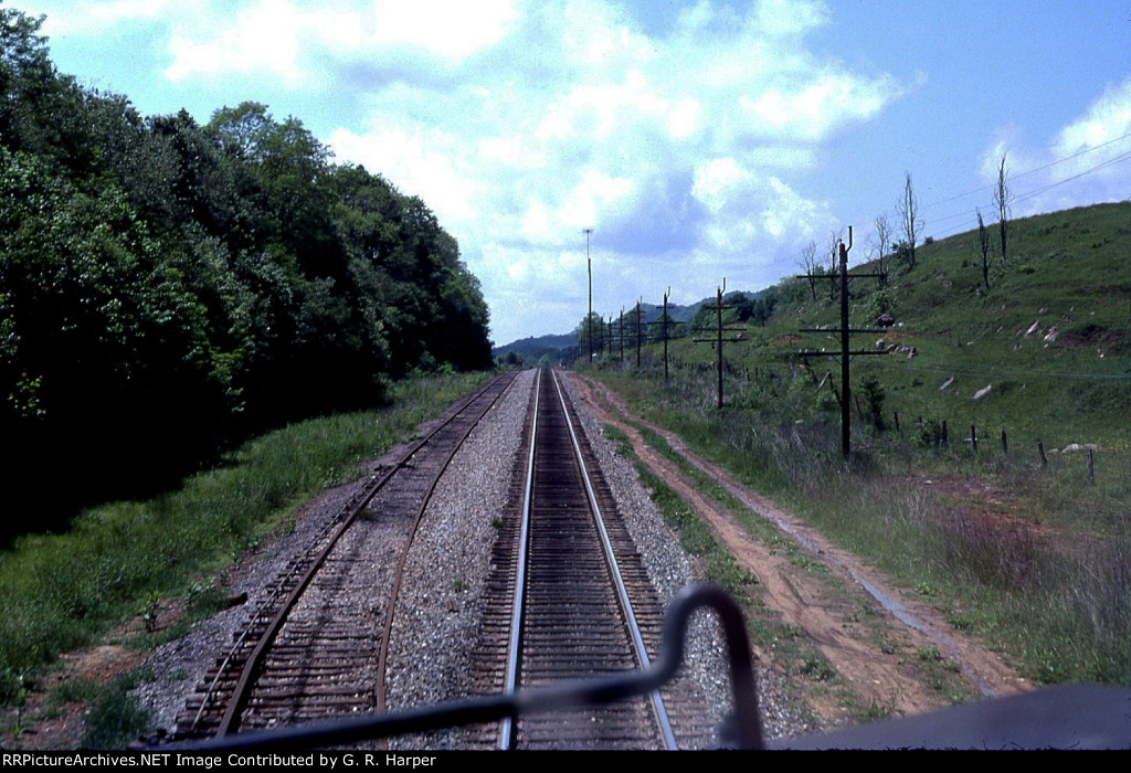 Cresting a grade north (east) of Tazewell, VA, en route to Bluefield, WV. 